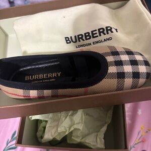 Girls youth size 8 Burberry dress shoes